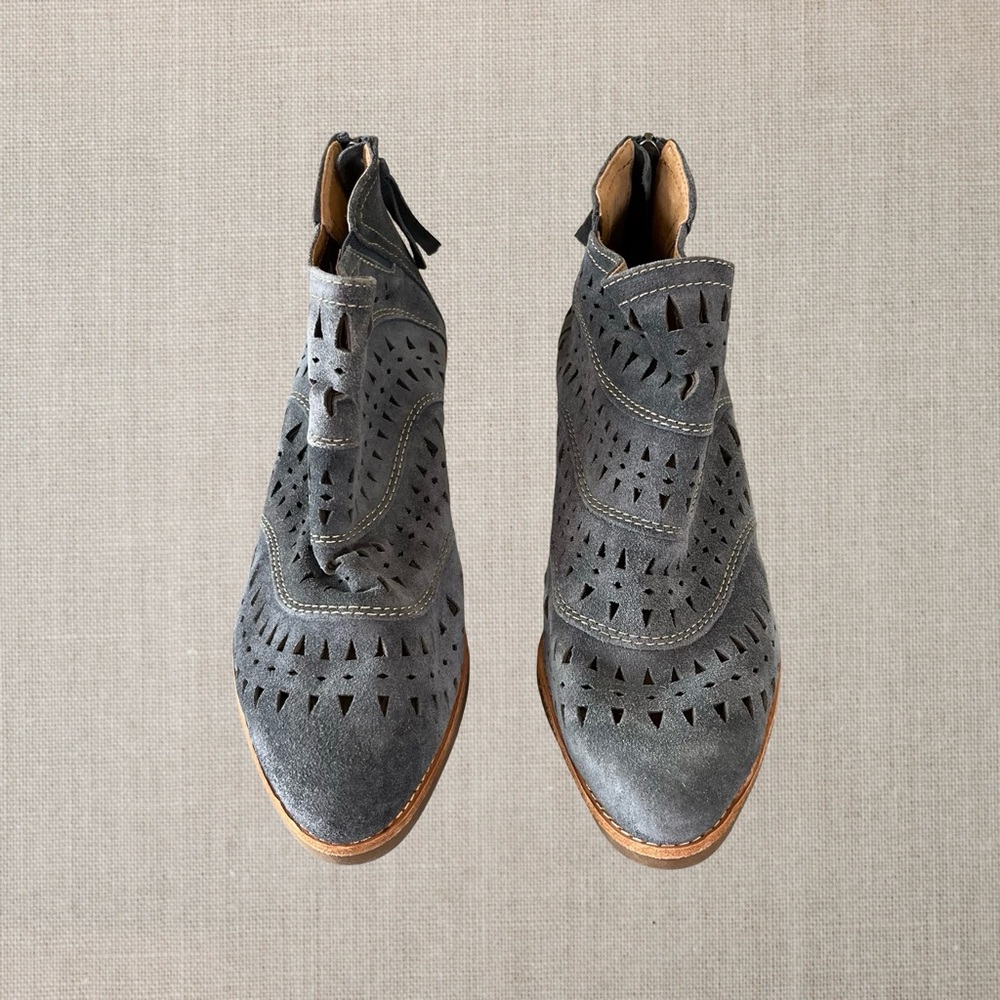 Sofft Westwood II Lasercut Denim Blue Suede Ankle Booties Size 8.5M